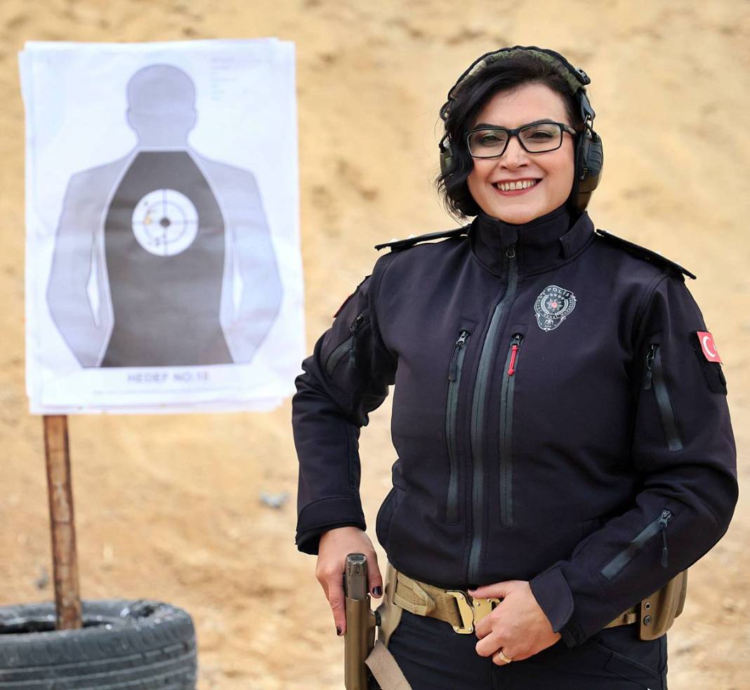 Yerli Lara Croft, karanlıkta hedefi 12'den vuruyor! Polis eğitmeni Nisa Aydın'ın müdahale teknikleri nefesleri kesiyor 11